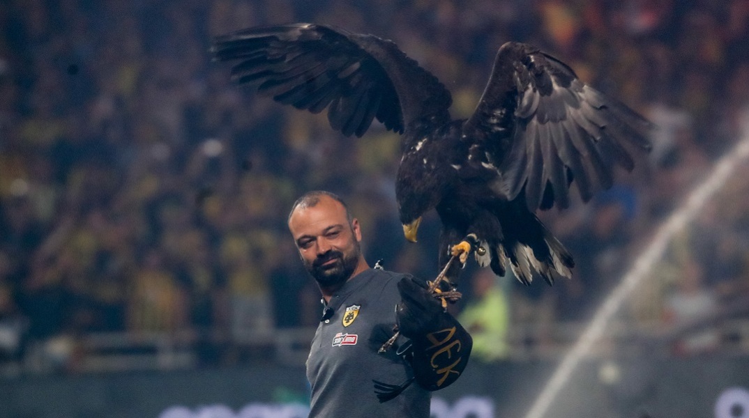 Ο εκπαιδευτής απαντά στον Καφετζόπουλο για τον αετό της ΑΕΚ