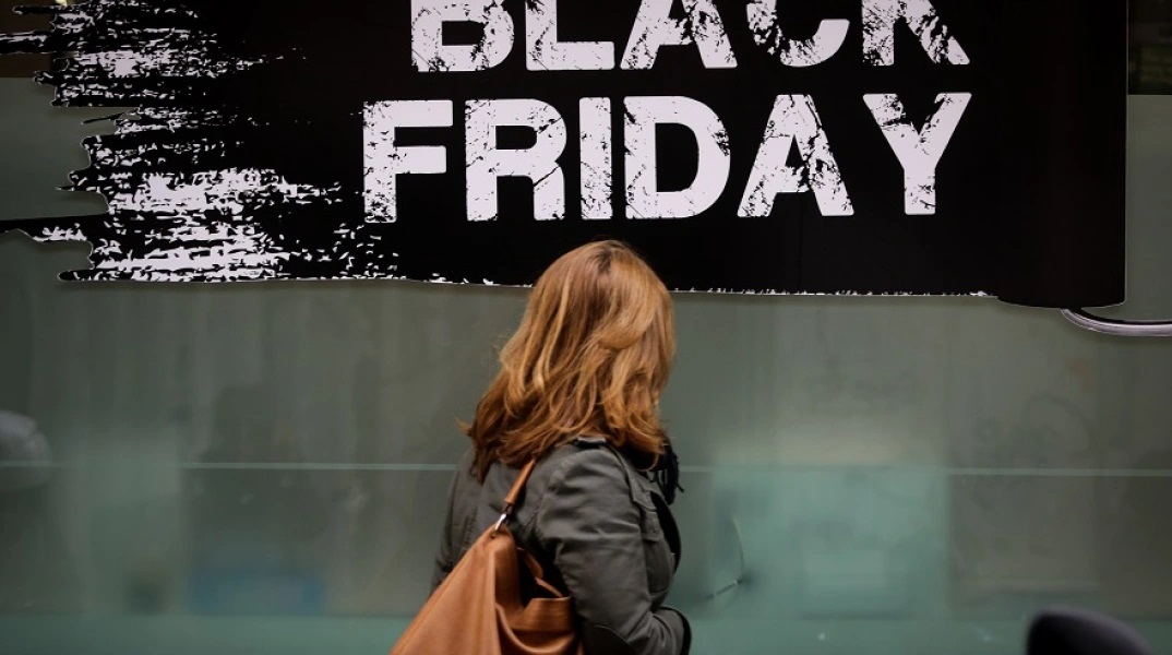 Πόσα λεφτά θα ξοδέψουν και πού θα στραφούν οι καταναλωτές στη φετινή Black Friday