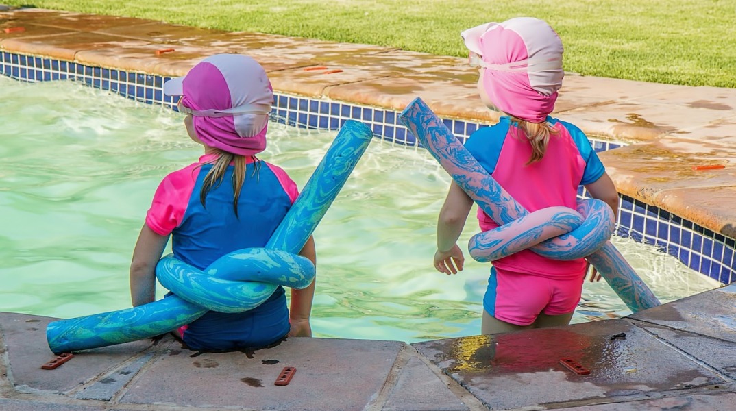 Προκλητικό twerking δίπλα σε πισίνα γεμάτη παιδιά - Σάλος στα social media - Δείτε βίντεο