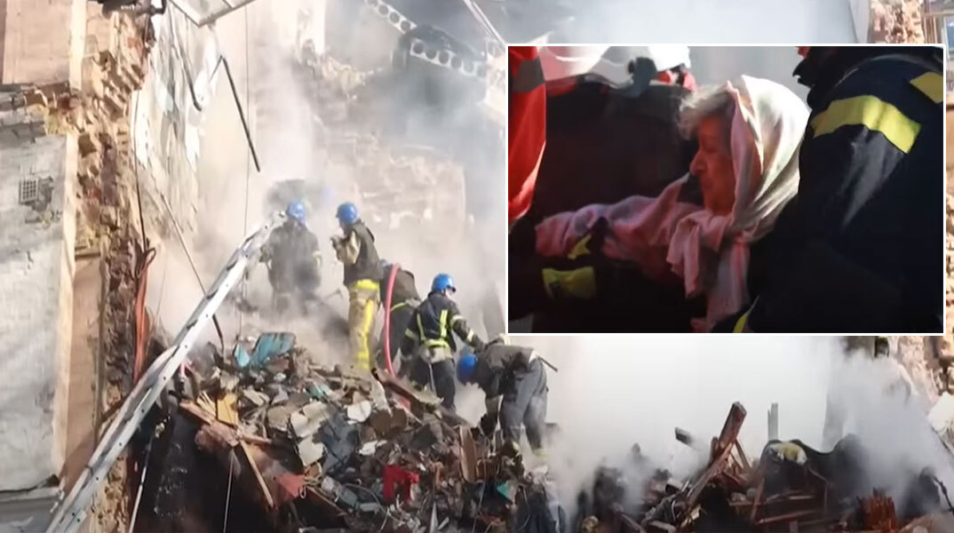 Ηλικιωμένη στο Κίεβο απομακρύνεται από διασώστες μετά τον ρωσικό βομβαρδισμό