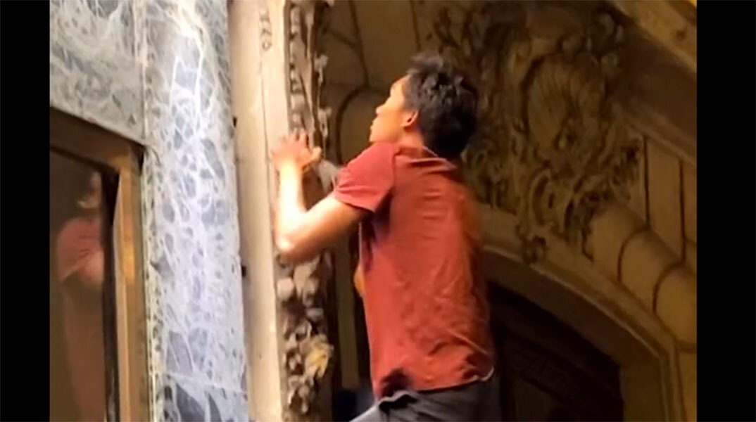 Αθλητές παρκούρ σβήνουν τα φώτα στους δρόμους του Παρισιού