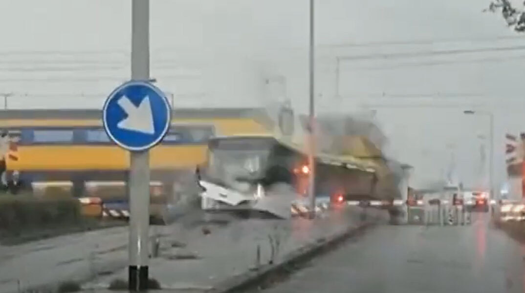 Τρένο στην Ολλανδία πέφτει πάνω σε λεωφορείο σε σιδηροδρομική διάβαση