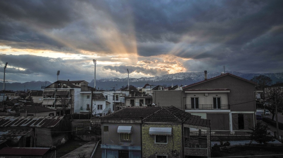 Ο καιρός της Παρασκευής: Αλλού βροχές και αλλού ηλιοφάνεια