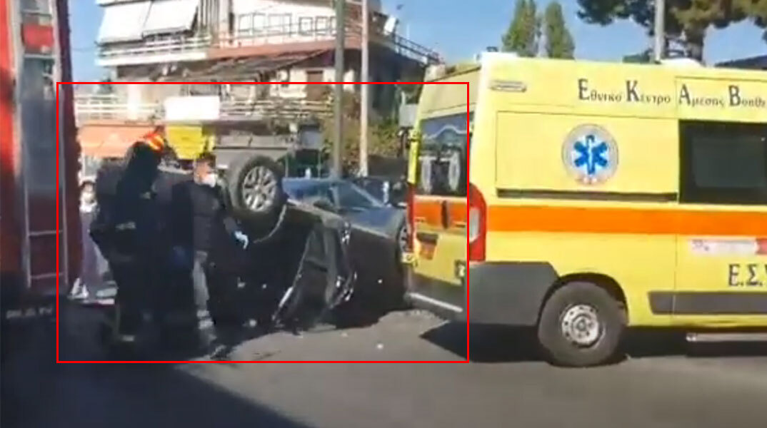Το αυτοκίνητο που τούμπαρε στην Αγία Παρασκευή μετά το τροχαίο