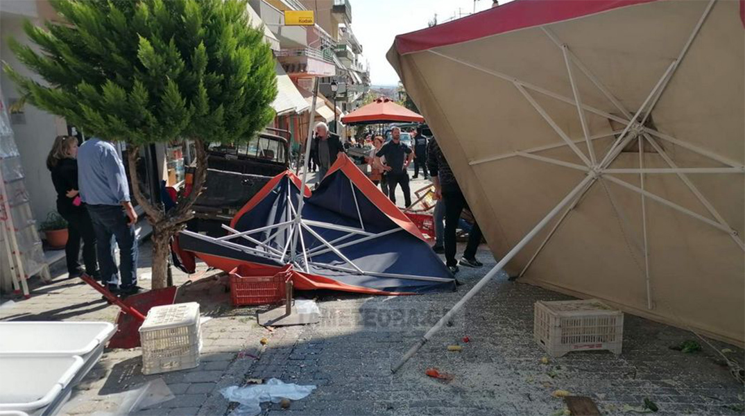 Κόλλησε το γκάζι σε αγροτικό και παρέσυρε τρία άτομα σε λαϊκή στην Καλαμπάκα