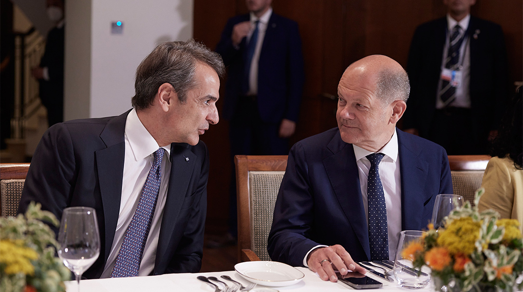 Ο Κυριάκος Μητσοτάκης συνομιλεί με τον Όλαφ Σολτς