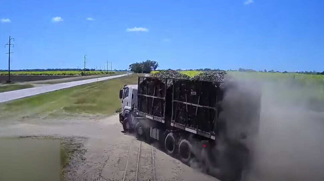 Φορτηγό στην Αυστραλία διασχίζει τη σιδηροδρομική διάβαση την ώρα που περνά το τρένο