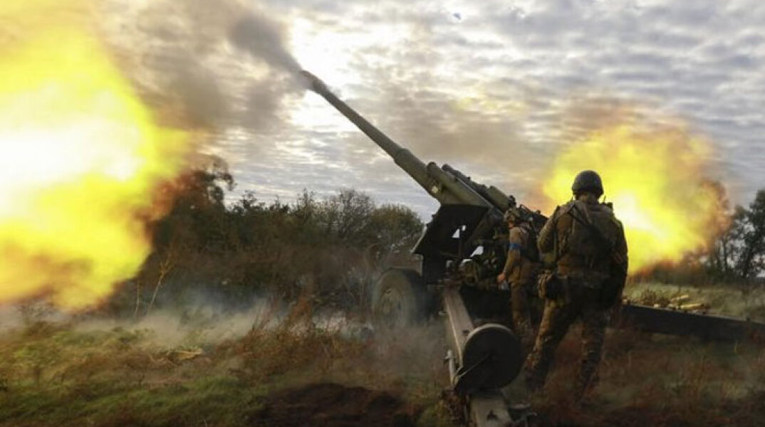Ουκρανικό πυροβολικό βομβαρδίζει θέσεις του ρωσικού στρατού
