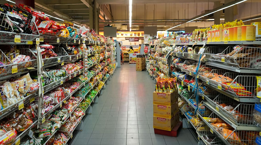 Το καλάθι του νοικοκυριού στα σούπερ μάρκετ περιλαμβάνει προϊόντα σε μειωμένες τιμές