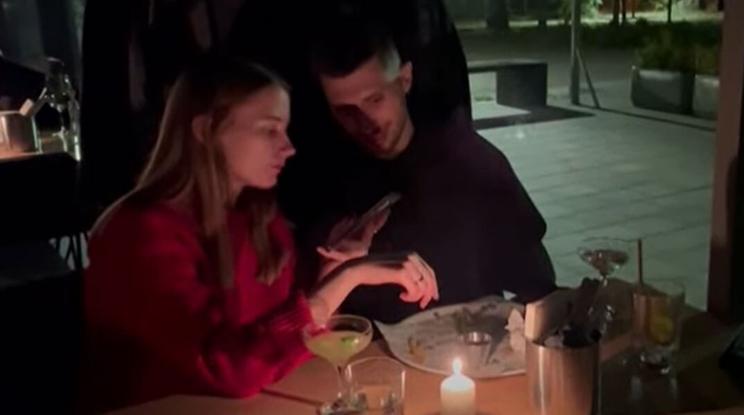 Ζευγάρι στο Κίεβο συνεχίζει το δείπνο σε εστιατόριο υπό το φως των κεριών μετά το μπλακ άουτ