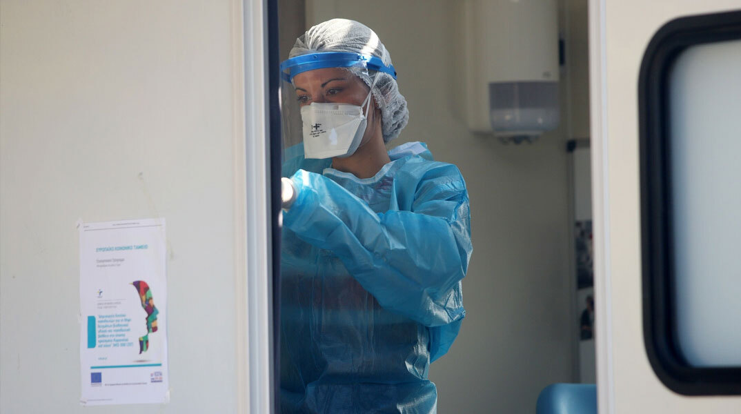 Υγειονομικός του ΕΟΔΥ ετοιμάζει rapid test για κορωνοϊό