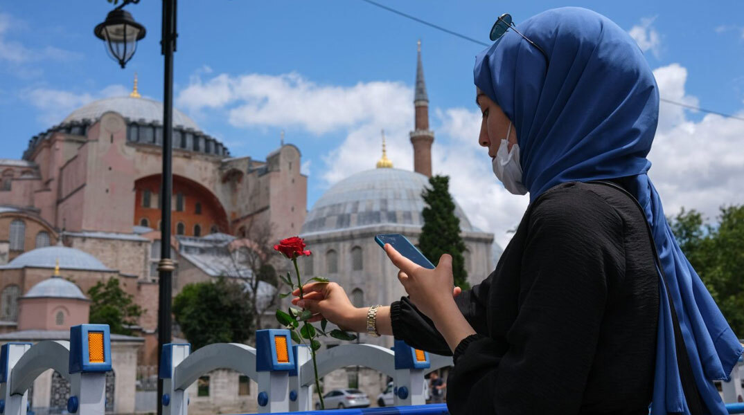 Τουρκάλα με μαντίλα μπροστά στην Αγιά Σοφιά της Κωνσταντινούπολης