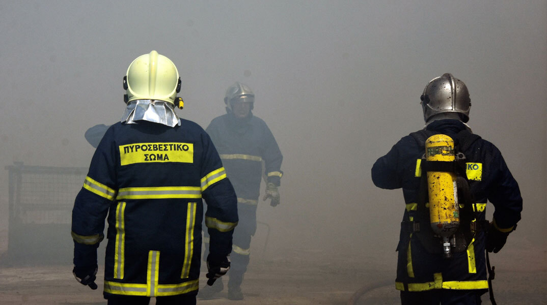 Πυροσβέστες επιχειρούν σε δασική πυρκαγιά