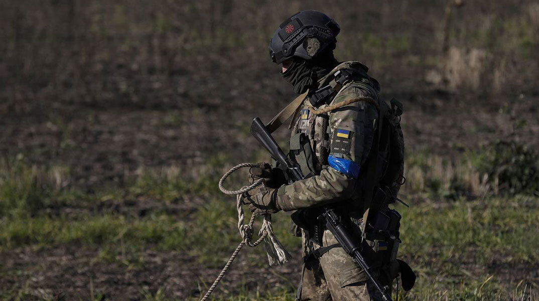 Ένας από τους Ουκρανούς στρατιώτες που κινούνται προς τη Χερσώνα στα νότια της Ουκρανίας