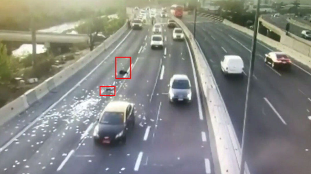 Ο σάκος με τα χαρτονομίσματα που πέταξαν σε αυτοκινητόδρομο οι ληστές στη Χιλή