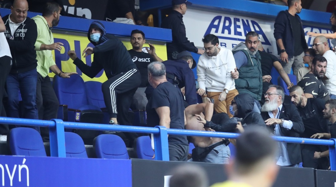 Περιστέρι - ΑΕΚ: Διακοπή λόγω επεισοδίων στις κερκίδες