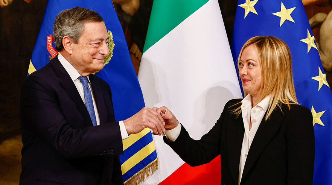 Ιταλία: Πραγματοποιήθηκε η τελετή παράδοσης-παραλαβής στο Παλάτσο Κίτζι - Ο Ντράγκι έδωσετο «χρυσό καμπανάκι» στην Τζόρτζια Μελόνι	