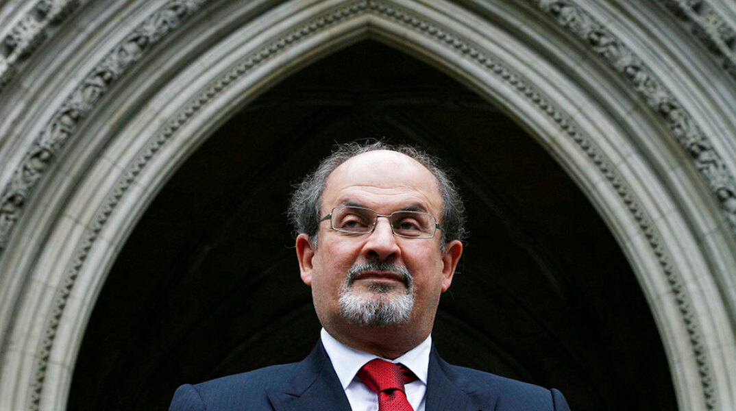 Σαλμάν Ρούσντι: Τα νεότερα για την υγεία του – «Έχασε την όραση στο ένα μάτι και τη χρήση του ενός χεριού»