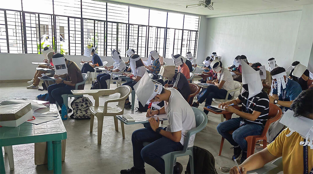 Φοιτητές στις Φιλιππίνες φόρεσαν «καπέλα κατά της αντιγραφής»