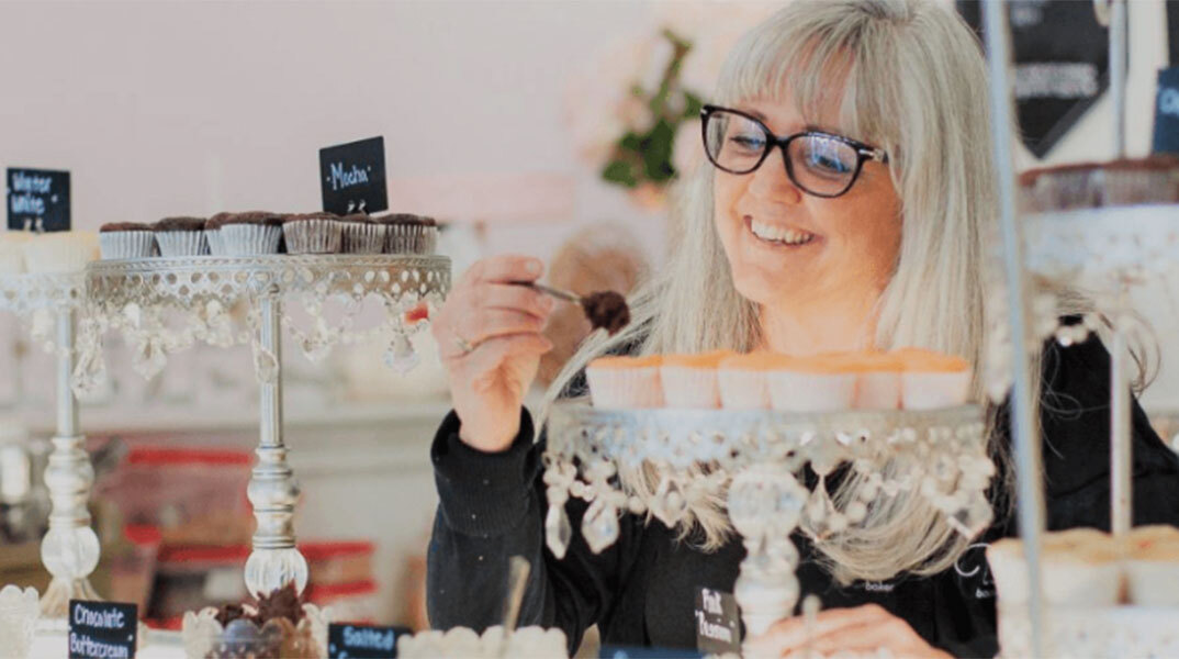Η Cathy Miller, ιδιοκτήτρια του Tastries Bakery στο Μπέικερσφιλντ της Καλιφόρνια 
