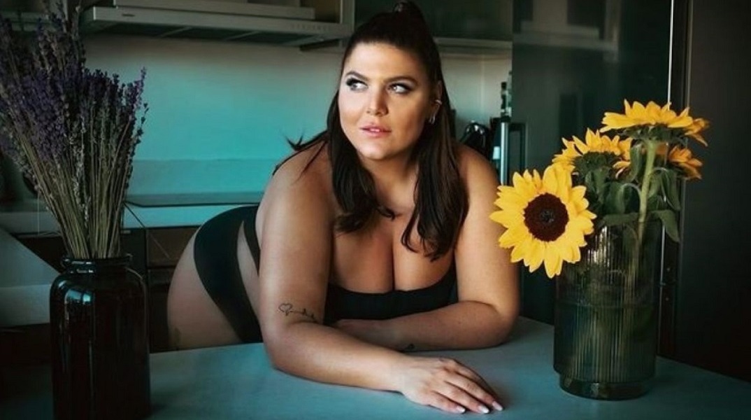Η Δανάη Μπάρκα δεν πτοείται από τη Λατινοπούλου και ποζάρει με μαύρα εσώρουχα