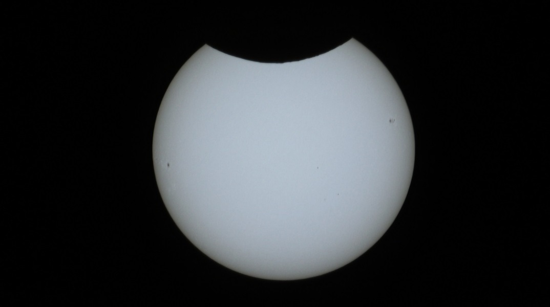 Δείτε live τη μερική έκλειψη Ηλίου: Ξεκινά η κορύφωση του φαινομένου