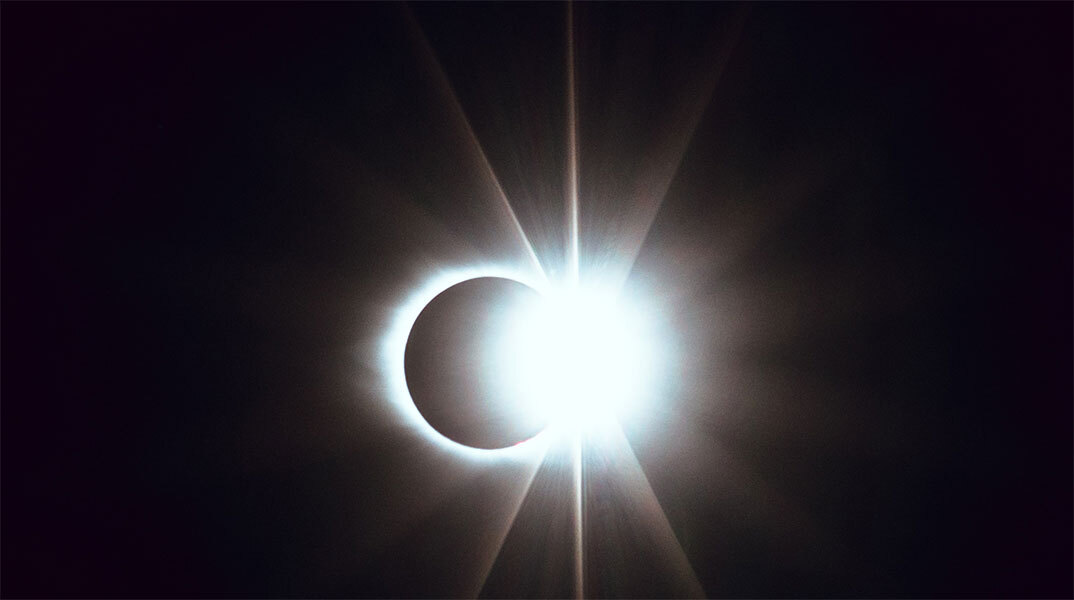 Εντυπωσιακό το φαινόμενο της μερικής έκλειψης Ηλίου