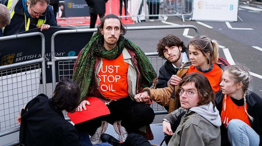 Aκτιβιστές του "Just Stop Oil" στο Λονδίνο ψέκασαν με πορτοκαλί μπογιά εκθέσεις πολυτελών αυτοκινήτων - Δείτε βίντεο