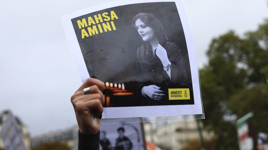  Συγκρούσεις αστυνομικών και διαδηλωτών στη γενέτειρα της Μαχσά Αμινί - διεκόπη η πρόσβαση στο διαδίκτυο στην πόλη