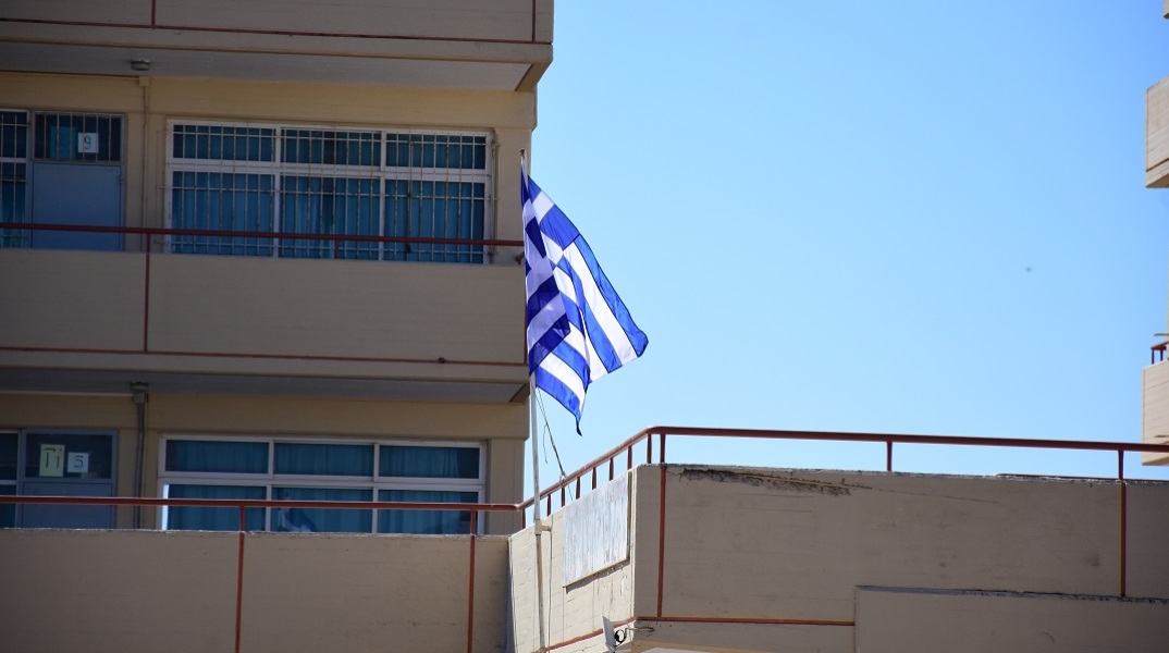 Έσκισαν την ελληνική σημαία σε νηπιαγωγείο και έβαλαν στη θέση της λάστιχα