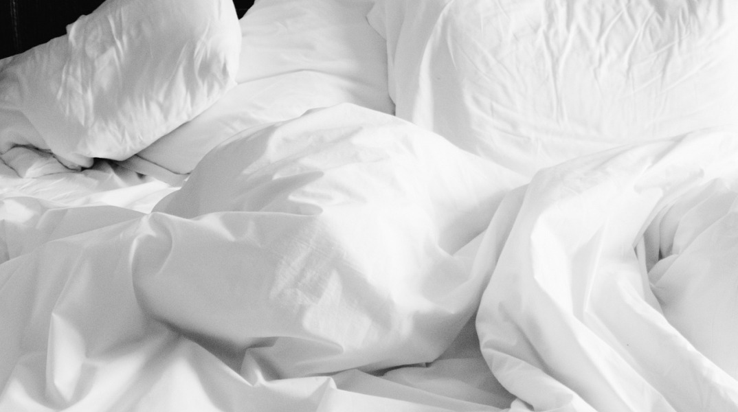 TikTok: Νέα επικίνδυνη «μόδα» την ώρα του ύπνου από απερίσκεπτους χρήστες