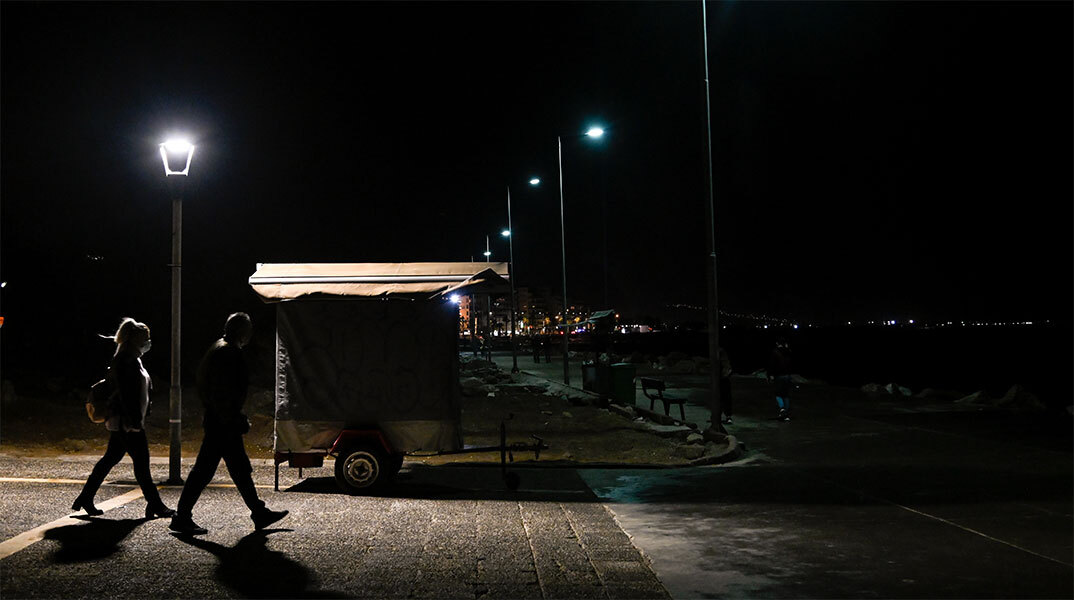 Πολίτες περπατούν σε πάρκο