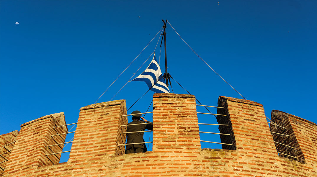 Έπαρση της σημαίας στον Λευκό Πύργο