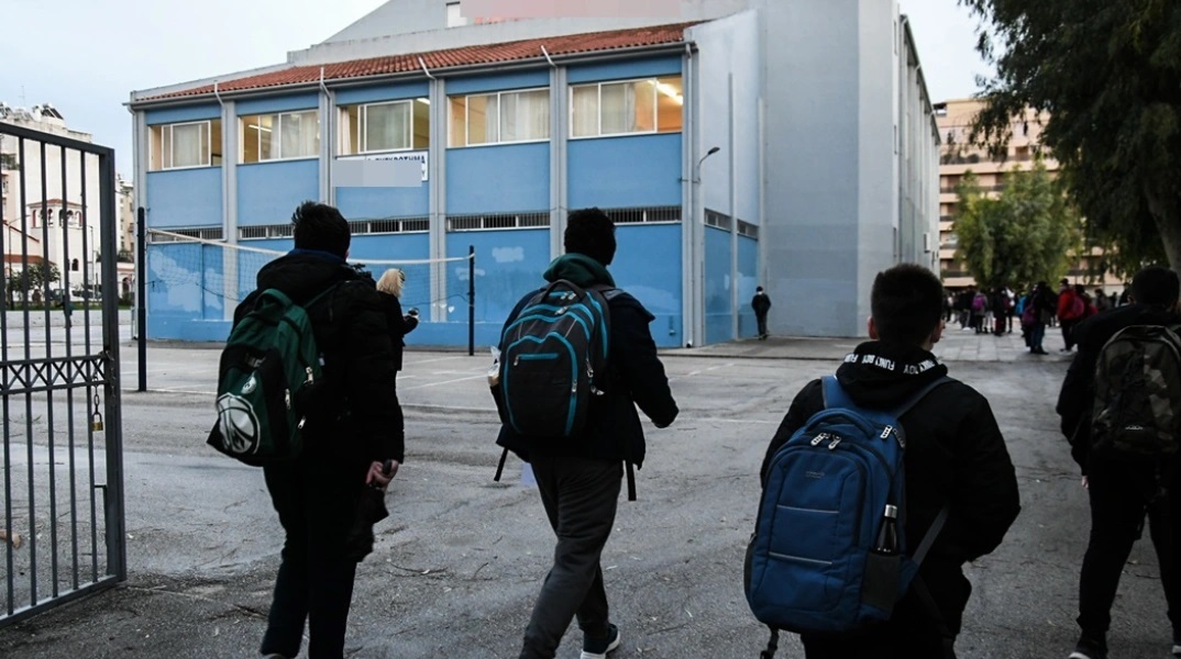 Συμμορία ανηλίκων βανδάλισε σχολείο και τρομοκράτησε μαθητές στα Μελίσσια 