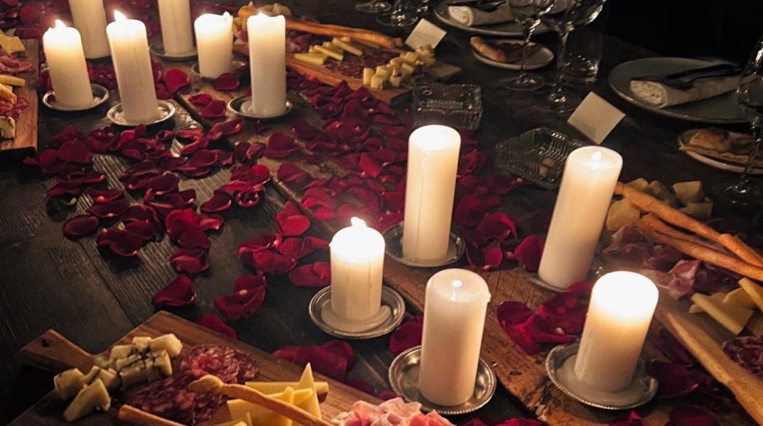 ροδοπέταλα στο τραπέζι 