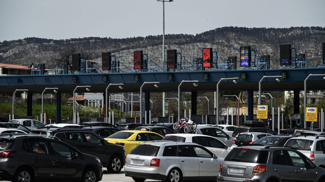 Κυκλοφοριακό κομφούζιο στους δρόμους της Αττικής - Καθυστερήσεις και στις εξόδους
