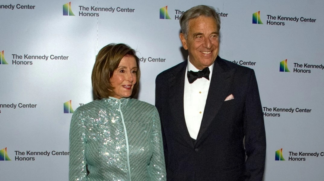 ΗΠΑ: Η Νάνσι Πελόζι ήταν ο στόχος του εισβολέα που τραυμάτισε με σφυρί τον σύζυγό της – Σε χειρουργική επέμβαση υποβλήθηκε ο 82χρονος Πολ Πελόζι	