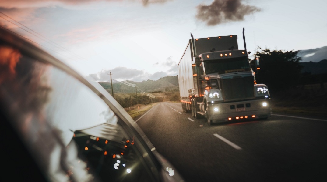 Οι οδηγοί φορτηγών περνούν το 9% του χρόνου οδήγησης με το κινητό