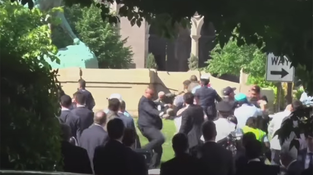 Στιγμιότυπο από την επίθεση σωματοφυλάκων του Ερντογάν κατά Κούρδων διαδηλωτών