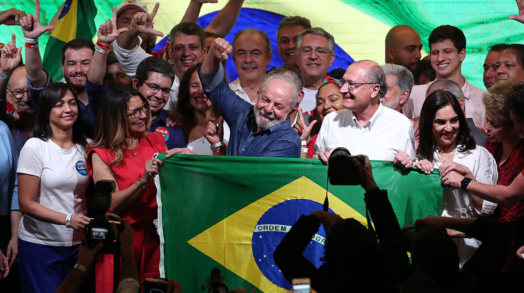 Ο νέος πρόεδρος της Βραζιλίας Λούλα πανηγυρίζει τη νίκη του στις εθνικές εκλογές