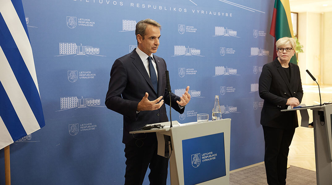 Ο πρωθυπουργός Κυριάκος Μητσοτάκης στη συνέντευξη Τύπου με τη Λιθουανή ομόλογό του