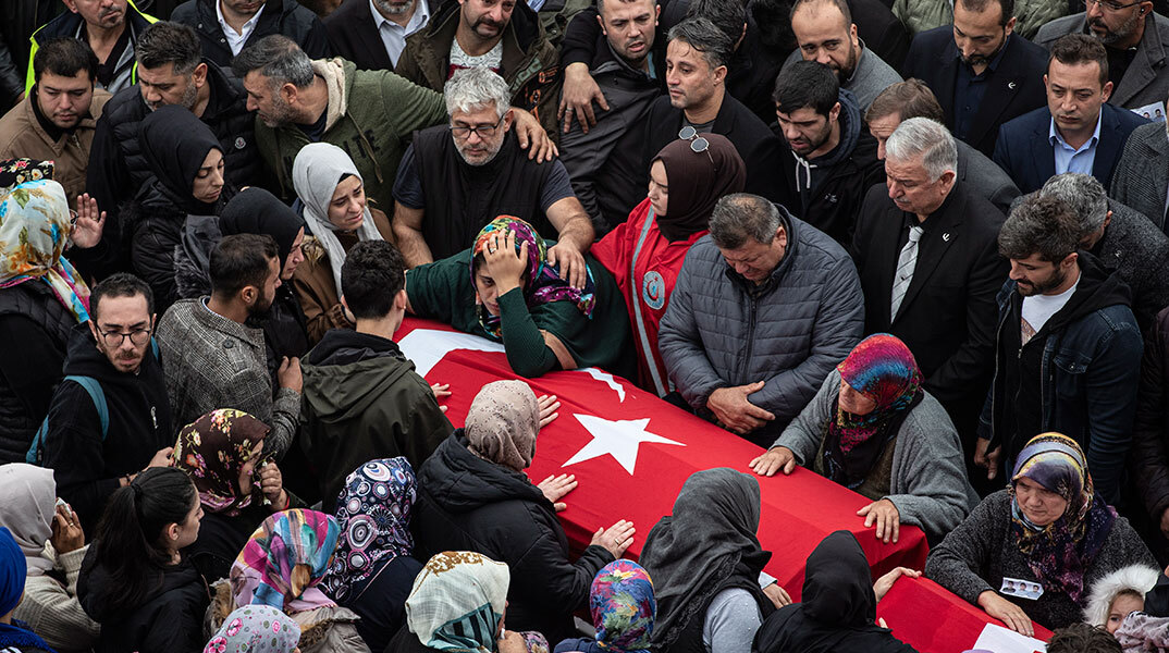 Θρήνος στην κηδεία ανθρακωρύχου που σκοτώθηκε στη φονική έκρηξη στην Τουρκία