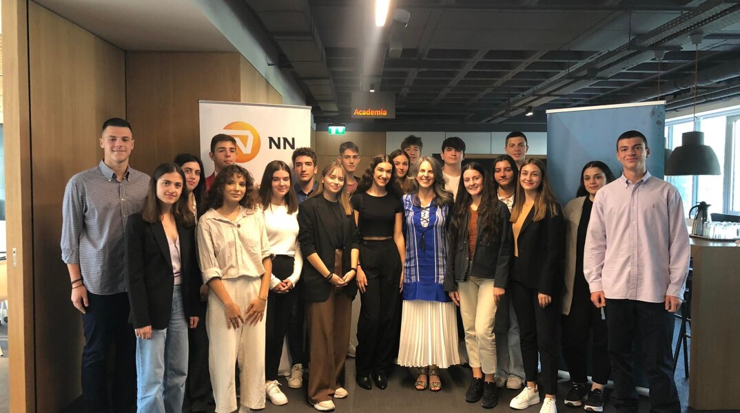 Η Μαριάννα Πολιτοπούλου, Πρόεδρος και Διευθύνουσα Σύμβουλος ΝΝ Hellas&NN Hellas II σε αναμνηστική φωτογραφία με τους νέους που συμμετείχαν στο “Leaders for a Day”