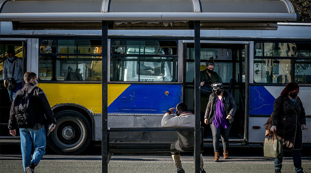 Πολίτες σε αστικό λεωφορείο