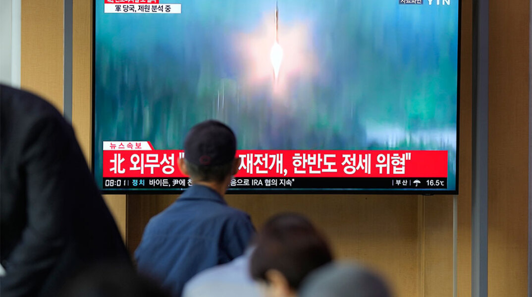 Η Βόρεια Κορέα εκτοξεύει τουλάχιστον 10 πυραύλους «διαφόρων» τύπων, ένας πέφτει «για πρώτη φορά» κοντά στα χωρικά ύδατα της Νότιας Κορέας
