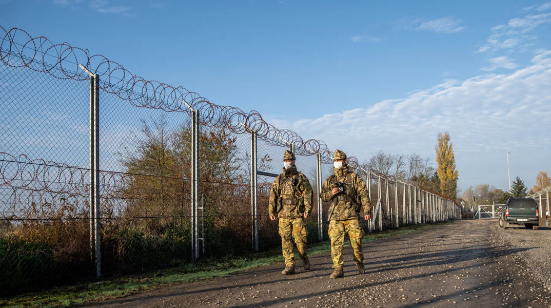 Στρατιώτες περιπολούν σε φράκτη στα σύνορα
