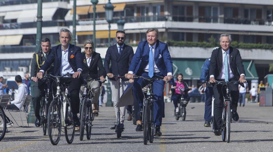 Ποδηλατάδα στη λεωφόρο Νίκης με κοστούμι και τακούνια για το βασιλικό ζεύγος της Ολλανδίας 