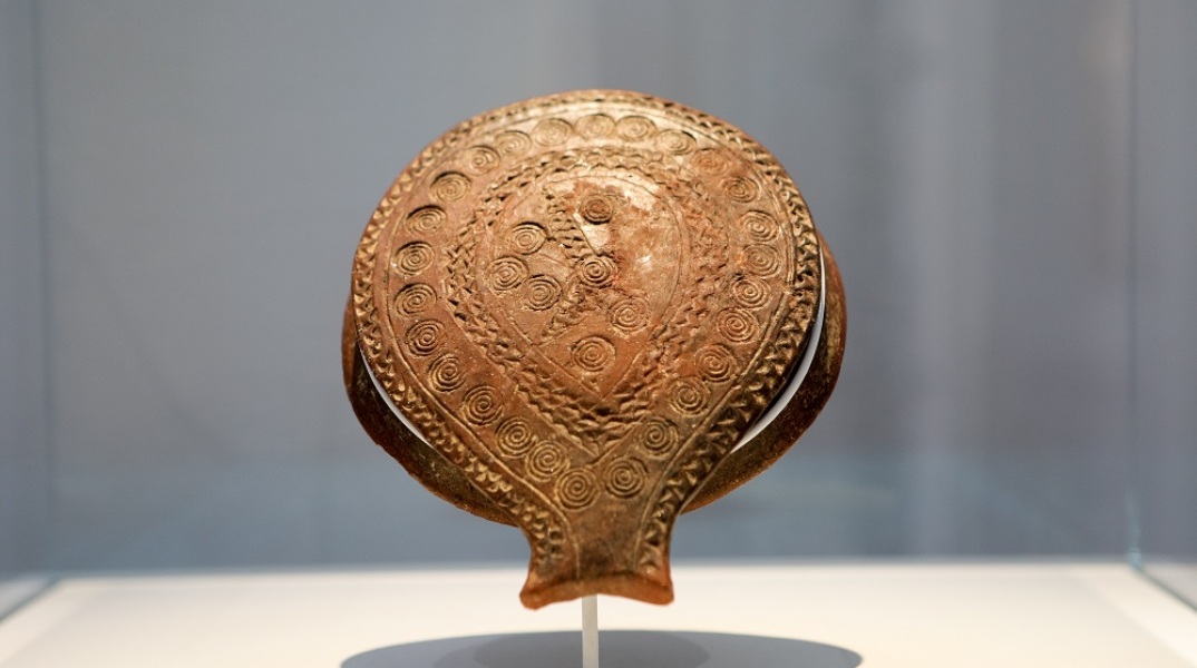 ΕΓΚΑΙΝΙΑ ΤΗΣ ΕΚΘΕΣΗΣ "ΓΥΡΙΣΜΟΣ. ΚΥΚΛΑΔΙΚΟΙ ΘΗΣΑΥΡΟΙ ΣΤΟ ΤΑΞΙΔΙ ΤΗΣ ΕΠΙΣΤΡΟΦΗΣ" ΣΤΟ ΜΟΥΣΕΙΟ ΚΥΚΛΑΔΙΚΗΣ ΤΕΧΝΗΣ" ΠΑΡΟΥΣΙΑ ΤΟΥ ΠΡΩΘΥΠΟΥΡΓΟΥ ΚΥΡ. ΜΗΤΣΟΤΑΚΗ 