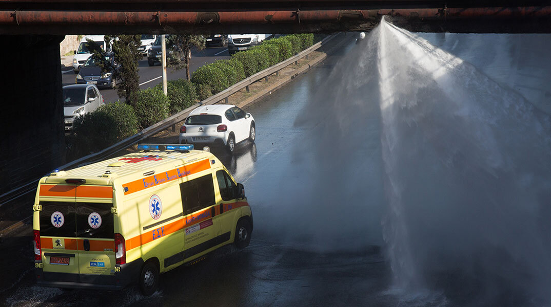 Νερό βγαίνει από αγωγό της ΕΥΔΑΠ στον Κηφισό