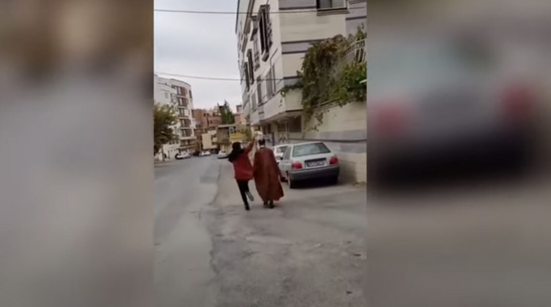Γυναίκα στο Ιράν πετά το τουρμπάνι από άνδρα κληρικό
